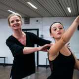 Un aspetto che cogliamo subito ammirando all�opera Claire con la sua allieva Federica, 15enne specializzata in danza classica